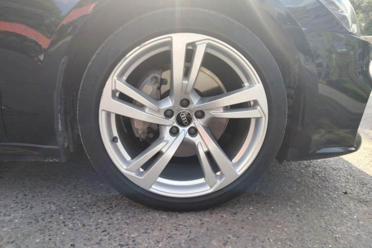 Used Audi A7L 2023 45 TFSI quattro S-line Shadow Warrior Edition Right Front Wheel Hub