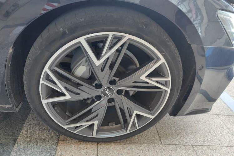 Used Audi A7L 2023 45 TFSI quattro S-line Shadow Warrior Edition Right Front Wheel Hub