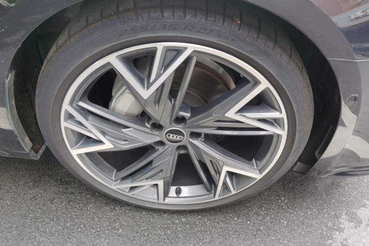 Used Audi A7L 2023 45 TFSI quattro S-line Black Warrior Edition Right Front Wheel Hub