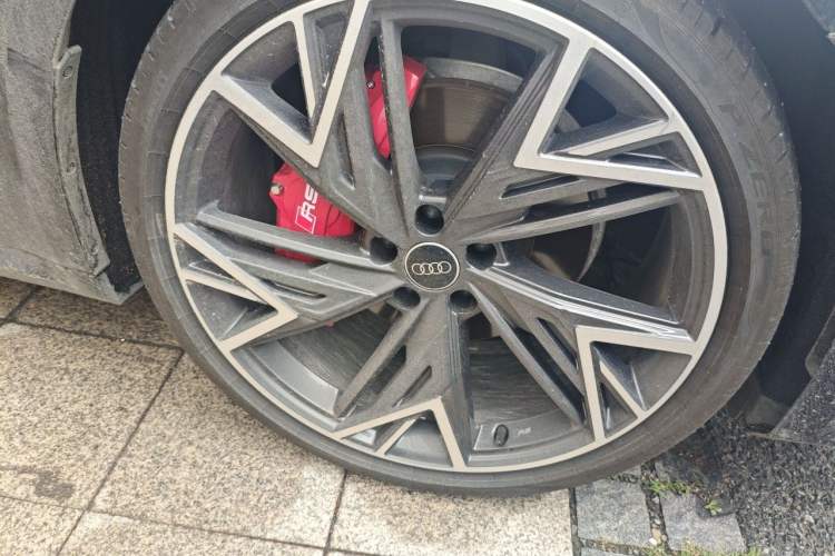Used Audi A7L 2023 45 TFSI quattro S-line Shadow Warrior Edition Right Front Wheel Hub