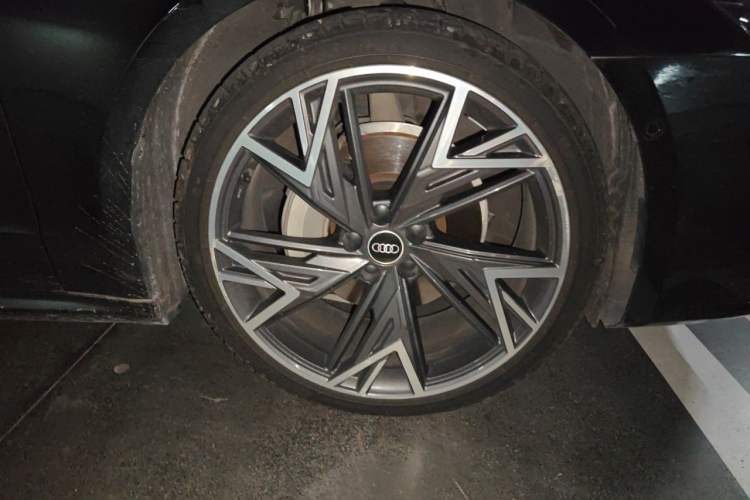 Used Audi A7L 2023 45 TFSI quattro S-line Shadow Warrior Edition Right Front Wheel Hub