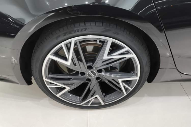 Used Audi A7L 2023 45 TFSI quattro S-line Black Warrior Edition Right Rear Wheel Hub