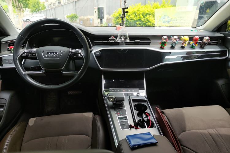Used Audi A7L 2024 45TFSI S-line Dream-Building Edition Flow Crystal Package Center Console