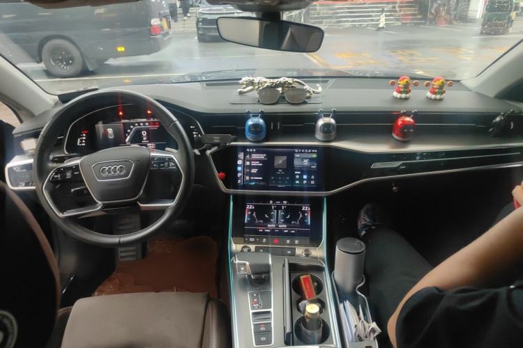 Used Audi A7L 2024 45TFSI S-line Dream-Building Edition Flow Crystal Package Center Console