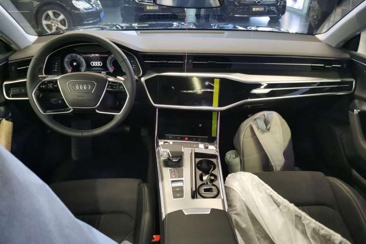 Used Audi A7L 2024 45TFSI S-line Dream-Building Edition Flow Crystal Package Center Console