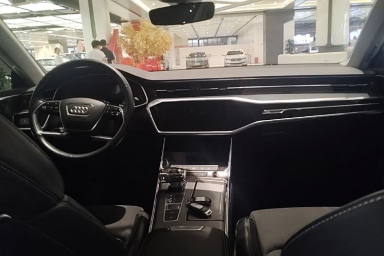 Used Audi A7L 2024 45TFSI S-line Dream-Building Edition Flow Crystal Package Center Console