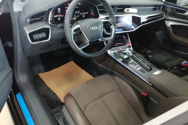 Used Audi A7L 2024 45TFSI S-line Dream-Building Edition Flow Crystal Package Center Console