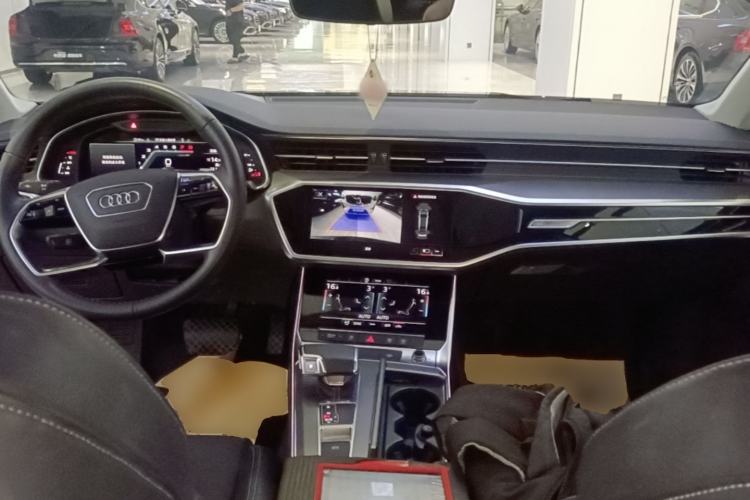 Used Audi A7L 2024 45TFSI S-line Dream-Building Edition Flow Crystal Package Center Console