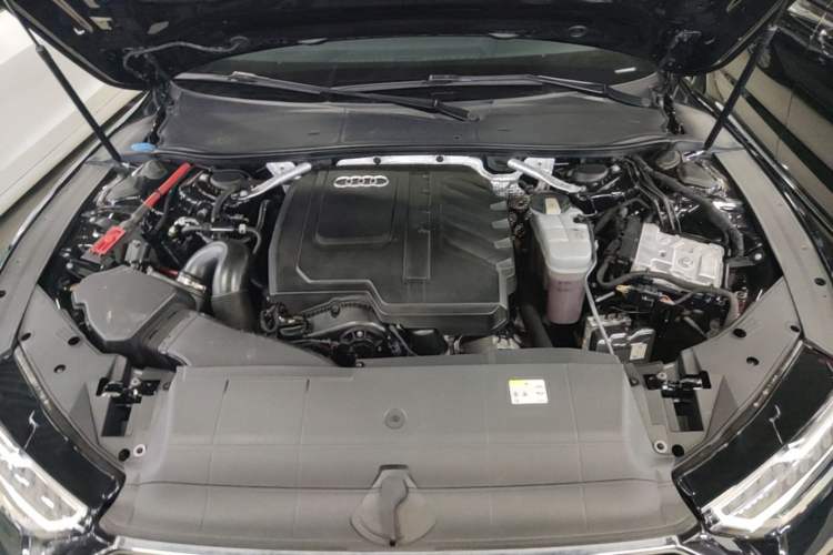 Used Audi A7L 2024 45TFSI S-line Dream-Building Edition Flow Crystal Package Engine Bay