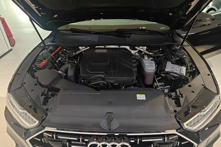 Used Audi A7L 2024 45TFSI S-line Dream-Building Edition Flow Crystal Package Engine Bay