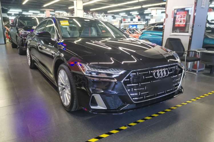 Used Audi A7L 2024 45TFSI S-line Dream-Building Edition Flow Crystal Package Front Right 45 Deg