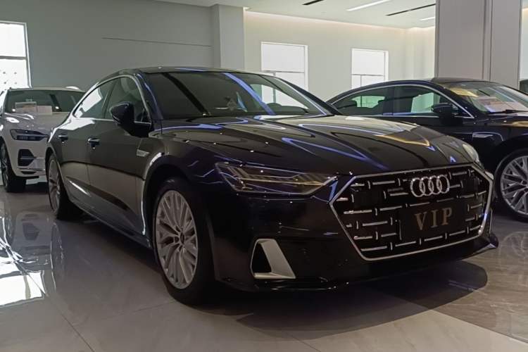 Used Audi A7L 2024 45TFSI S-line Dream-Building Edition Flow Crystal Package Front Right 45 Deg