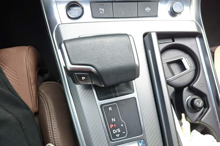 Used Audi A7L 2024 45TFSI S-line Dream-Building Edition Flow Crystal Package Gear Lever