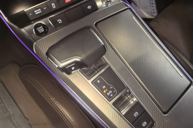 Used Audi A7L 2024 45TFSI S-line Dream-Building Edition Flow Crystal Package Gear Lever