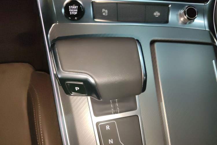 Used Audi A7L 2024 45TFSI S-line Dream-Building Edition Flow Crystal Package Gear Lever