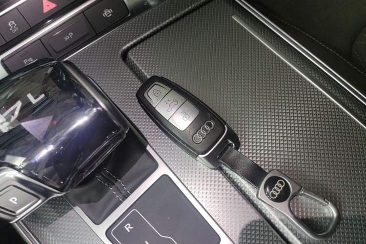 Used Audi A7L 2024 45TFSI quattro S-line Visionary Edition Flow Crystal Package Interior 1