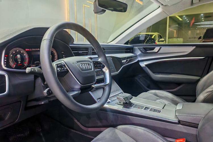 Used Audi A7L 2024 45TFSI quattro S-line Visionary Edition Flow Crystal Package Interior 1