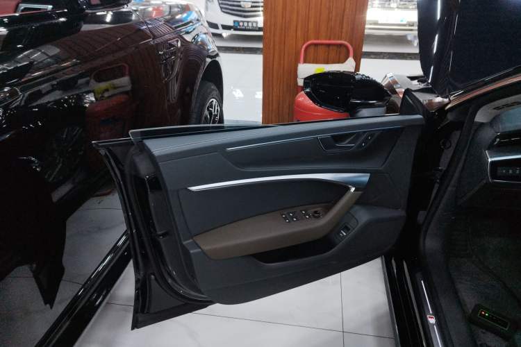 Used Audi A7L 2024 45TFSI S-line Dream-Building Edition Flow Crystal Package Left Front Door Interior