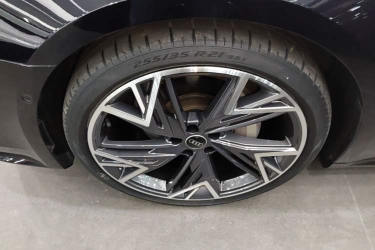 Used Audi A7L 2024 45 TFSI quattro S-line Black Warrior Edition Left Front Wheel Hub
