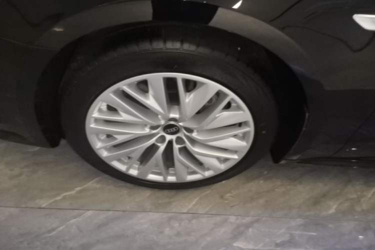 Used Audi A7L 2024 45TFSI S-line Dream-Building Edition Flow Crystal Package Left Front Wheel Hub