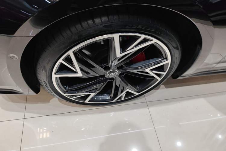 Used Audi A7L 2024 45 TFSI quattro Black Warrior Edition Left Front Wheel Hub