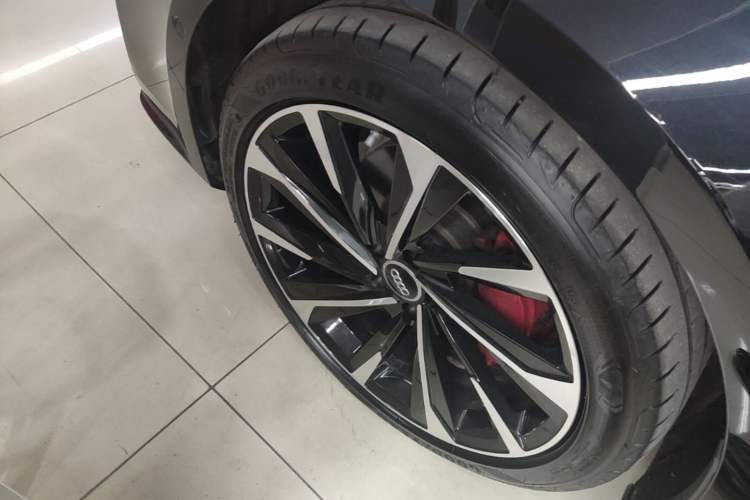 Used Audi A7L 2024 45TFSI quattro S-line Visionary Edition Flow Crystal Package Left Front Wheel Hub