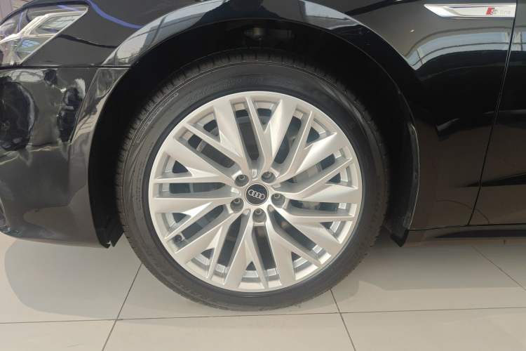 Used Audi A7L 2024 45TFSI S-line Dream-Building Edition Flow Crystal Package Left Front Wheel Hub