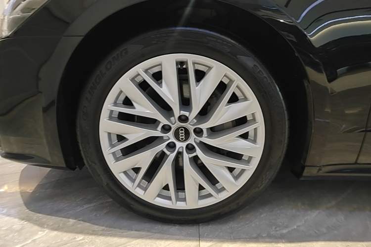 Used Audi A7L 2024 45TFSI S-line Dream-Building Edition Flow Crystal Package Left Front Wheel Hub