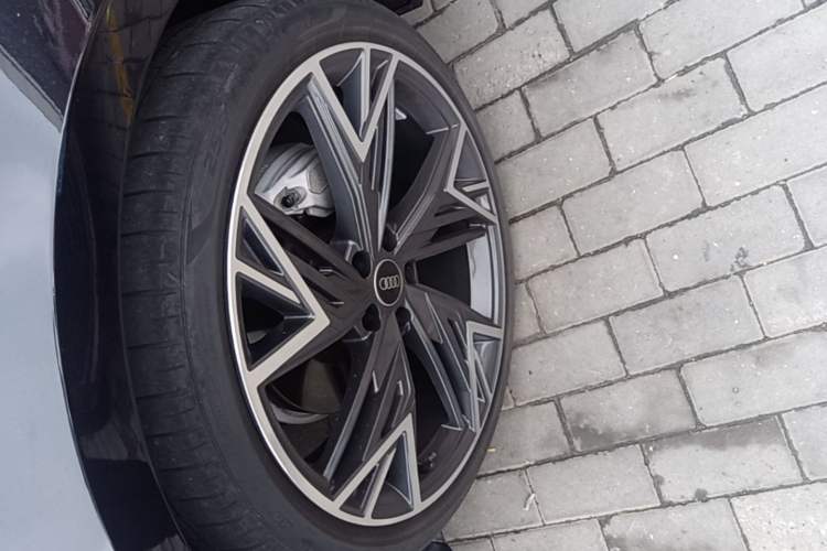 Used Audi A7L 2024 45 TFSI quattro S-line Black Warrior Edition Left Front Wheel Hub