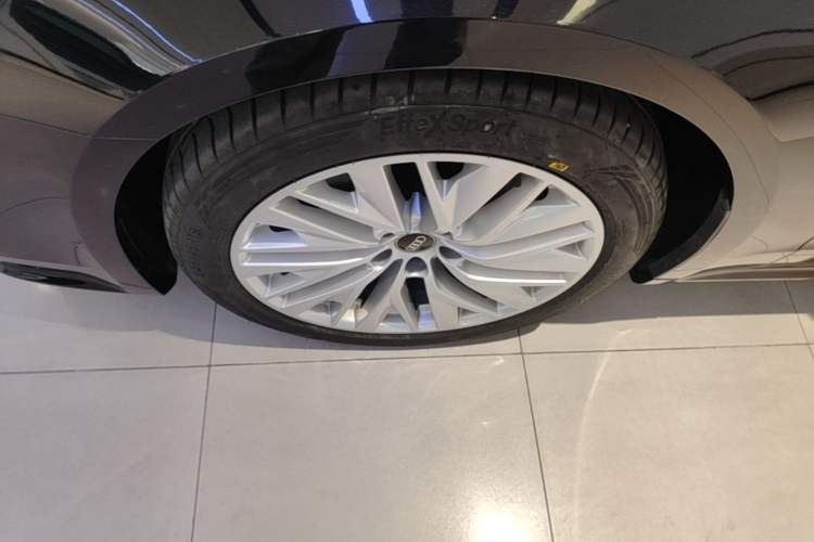 Used Audi A7L 2024 45TFSI S-line Dream-Building Edition Flow Crystal Package Left Front Wheel Hub