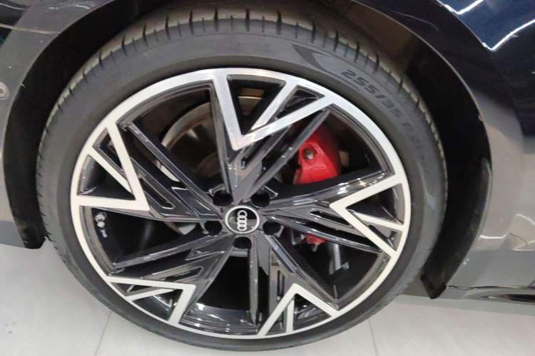 Used Audi A7L 2024 45 TFSI quattro Black Warrior Edition Left Front Wheel Hub