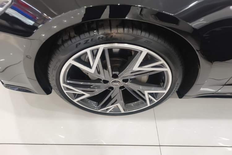 Used Audi A7L 2024 45 TFSI quattro S-line Black Warrior Edition Left Front Wheel Hub