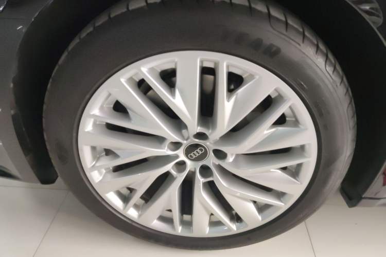 Used Audi A7L 2024 45TFSI S-line Dream-Building Edition Flow Crystal Package Left Front Wheel Hub