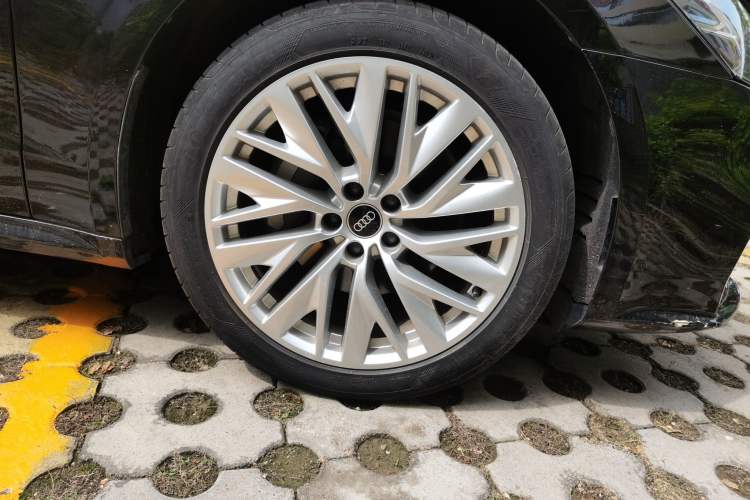 Used Audi A7L 2024 45TFSI S-line Dream-Building Edition Flow Crystal Package Right Front Wheel Hub