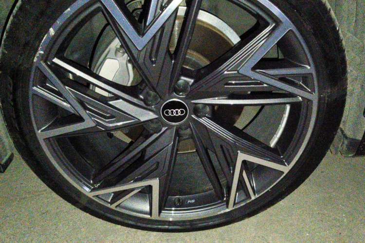 Used Audi A7L 2024 45 TFSI quattro S-line Black Warrior Edition Right Front Wheel Hub