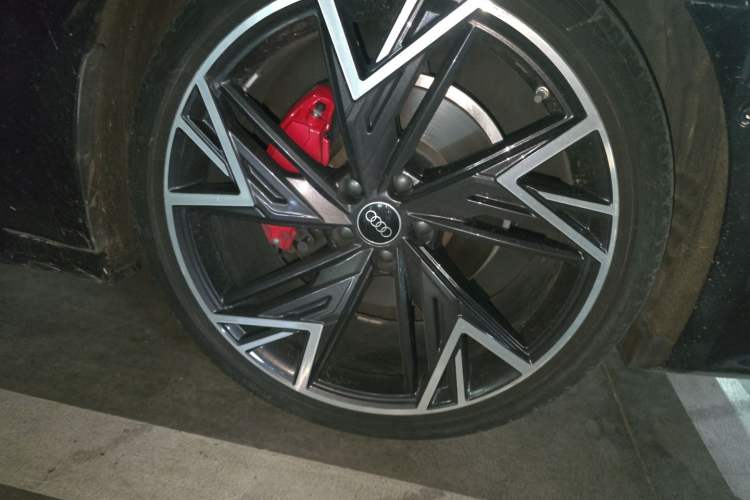 Used Audi A7L 2024 45 TFSI quattro Black Warrior Edition Right Front Wheel Hub