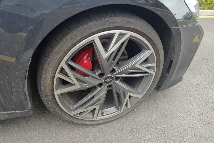 Used Audi A7L 2024 45 TFSI quattro Black Warrior Edition Right Front Wheel Hub