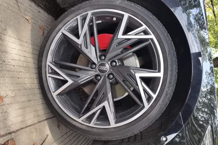 Used Audi A7L 2024 45 TFSI quattro Black Warrior Edition Right Front Wheel Hub