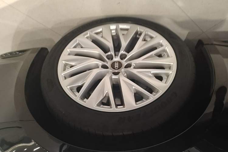 Used Audi A7L 2024 45TFSI S-line Dream-Building Edition Flow Crystal Package Right Front Wheel Hub