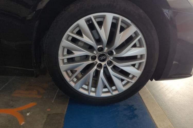 Used Audi A7L 2024 45TFSI S-line Dream-Building Edition Flow Crystal Package Right Front Wheel Hub