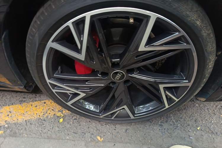 Used Audi A7L 2024 45 TFSI quattro Black Warrior Edition Right Front Wheel Hub