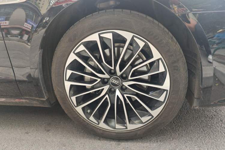 Used Audi A7L 2024 45 TFSI Luxury Edition Right Front Wheel Hub
