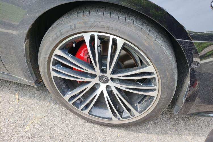 Used Audi A7L 2024 45 TFSI quattro Luxury Edition Right Front Wheel Hub