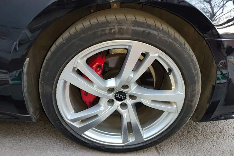Used Audi A7L 2024 45TFSI quattro S-line Visionary Edition Flow Crystal Package Right Front Wheel Hub