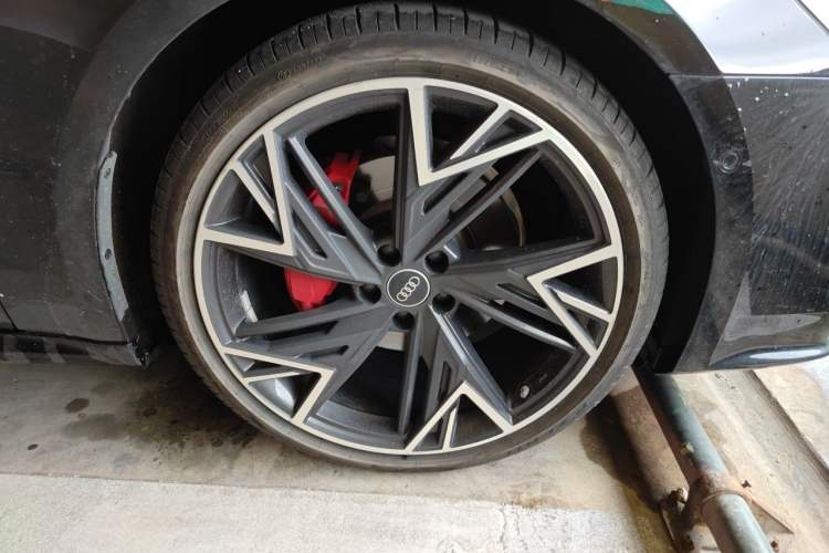 Used Audi A7L 2024 45 TFSI quattro Black Warrior Edition Right Front Wheel Hub