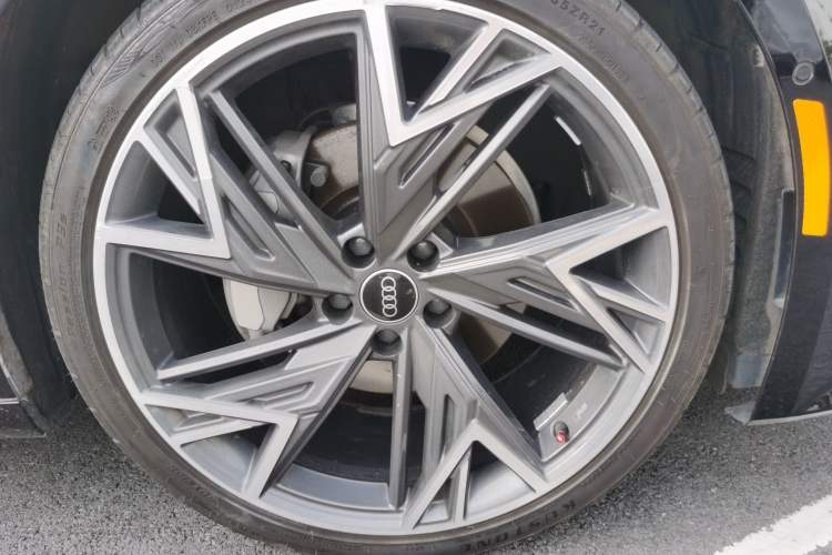 Used Audi A7L 2024 45 TFSI quattro S-line Black Warrior Edition Right Front Wheel Hub