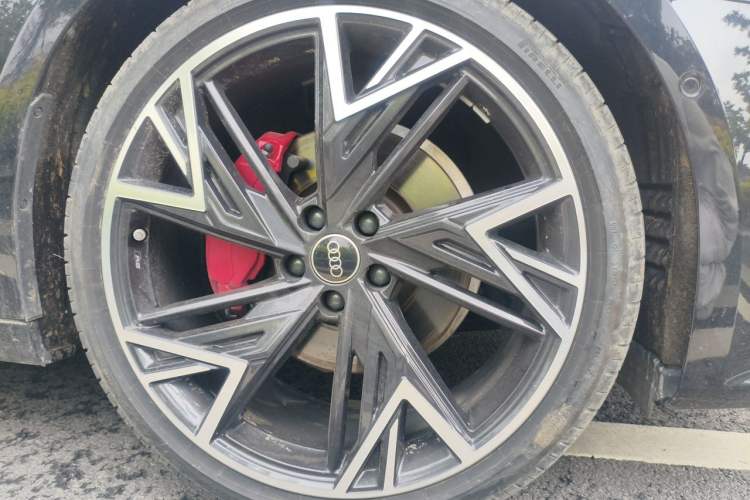 Used Audi A7L 2024 45 TFSI quattro Black Warrior Edition Right Front Wheel Hub