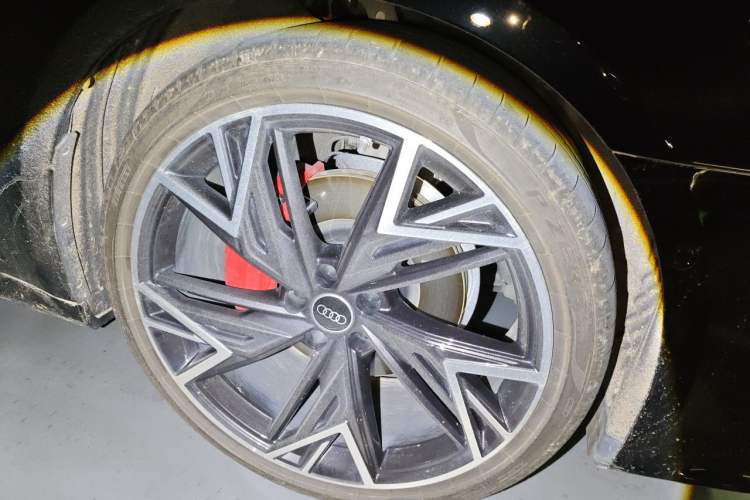 Used Audi A7L 2024 45 TFSI quattro Black Warrior Edition Right Front Wheel Hub