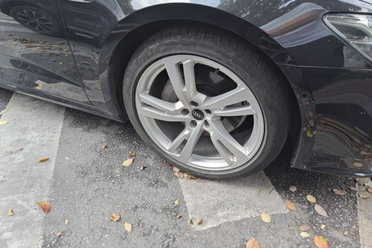 Used Audi A7L 2024 45TFSI quattro S-line Visionary Edition Flow Crystal Package Right Front Wheel Hub