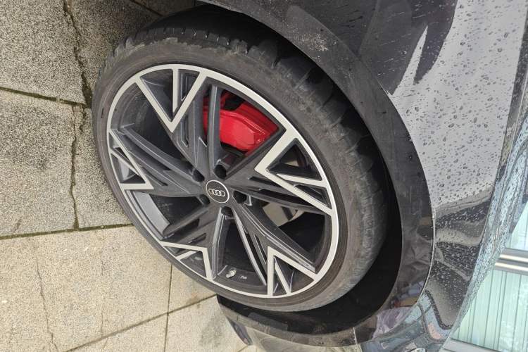 Used Audi A7L 2024 45 TFSI quattro Black Warrior Edition Right Front Wheel Hub